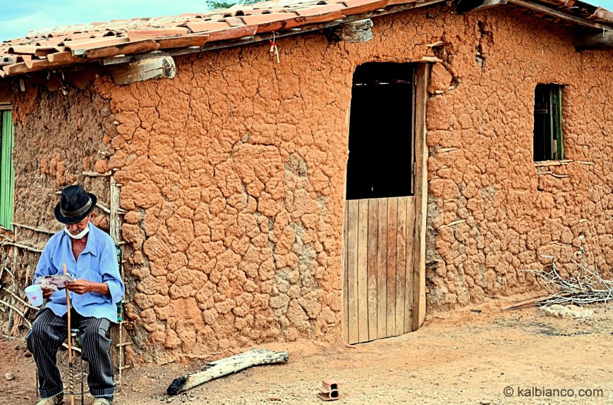 Um senhor (cigano) em frete a sua casa no primeiro assentamento cigano do Brasil em Sousa, interior da Paraíba - Novembro 2012.